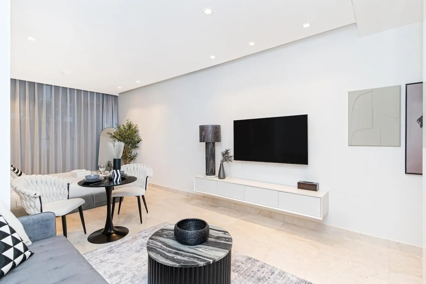 Apartment Trendy Studio! Walk To Burj Khalifasleeps 3! Dubai