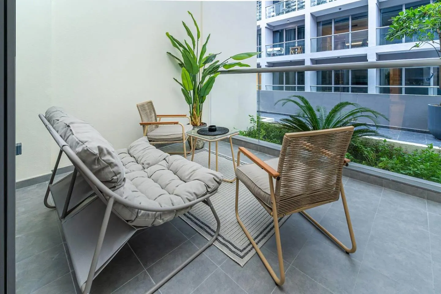 Apartment Trendy Studio! Walk To Burj Khalifasleeps 3! Dubai
