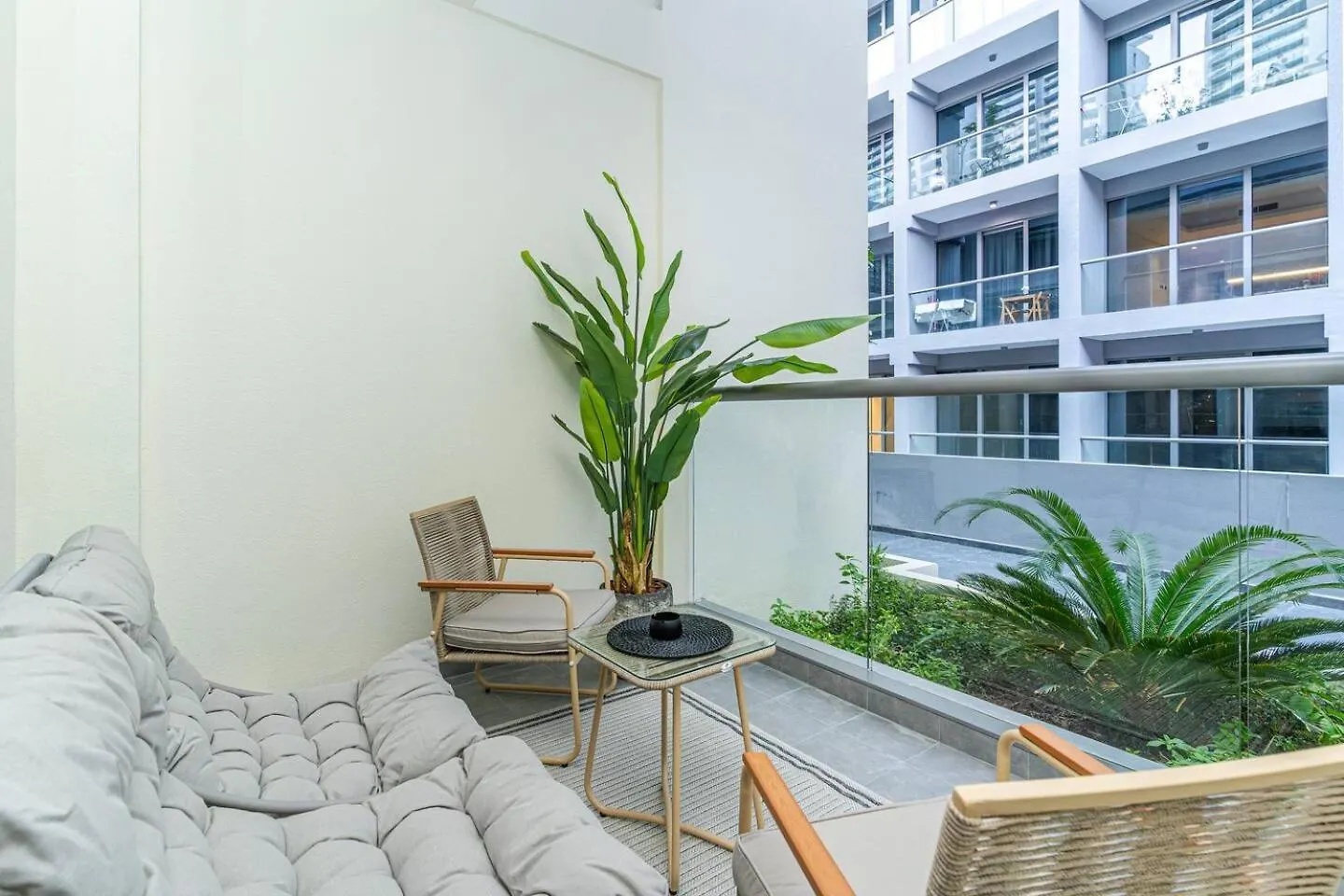 Apartment Trendy Studio! Walk To Burj Khalifasleeps 3! Dubai