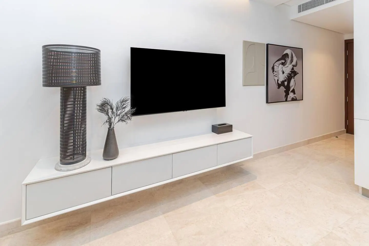 Trendy Studio! Walk To Burj Khalifasleeps 3! Dubai Apartment