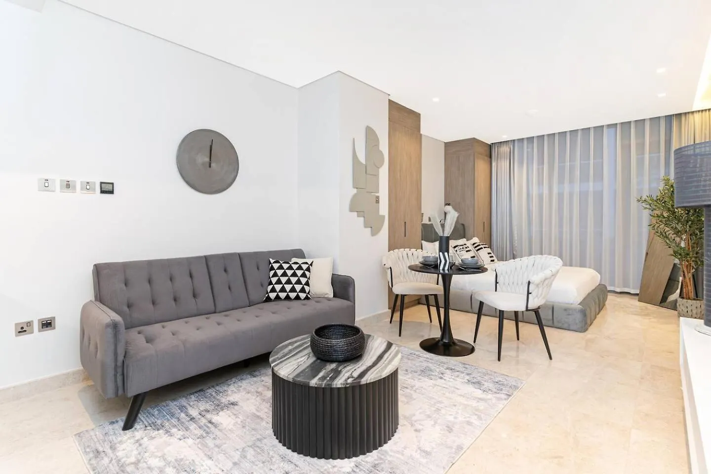 Trendy Studio! Walk To Burj Khalifasleeps 3! Dubai Apartment