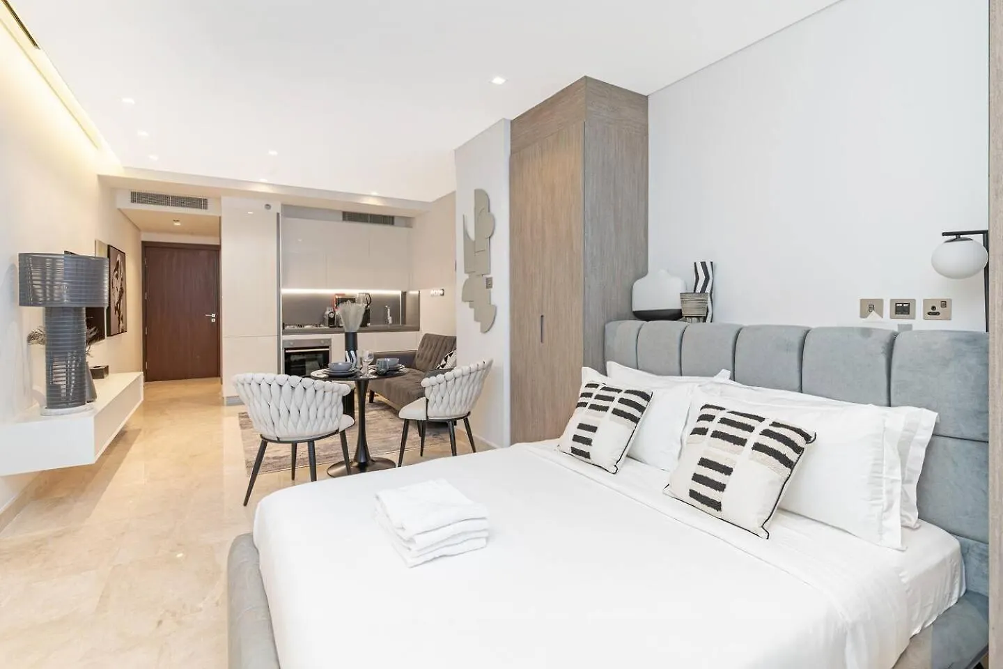 Trendy Studio! Walk To Burj Khalifasleeps 3! Dubai Apartment