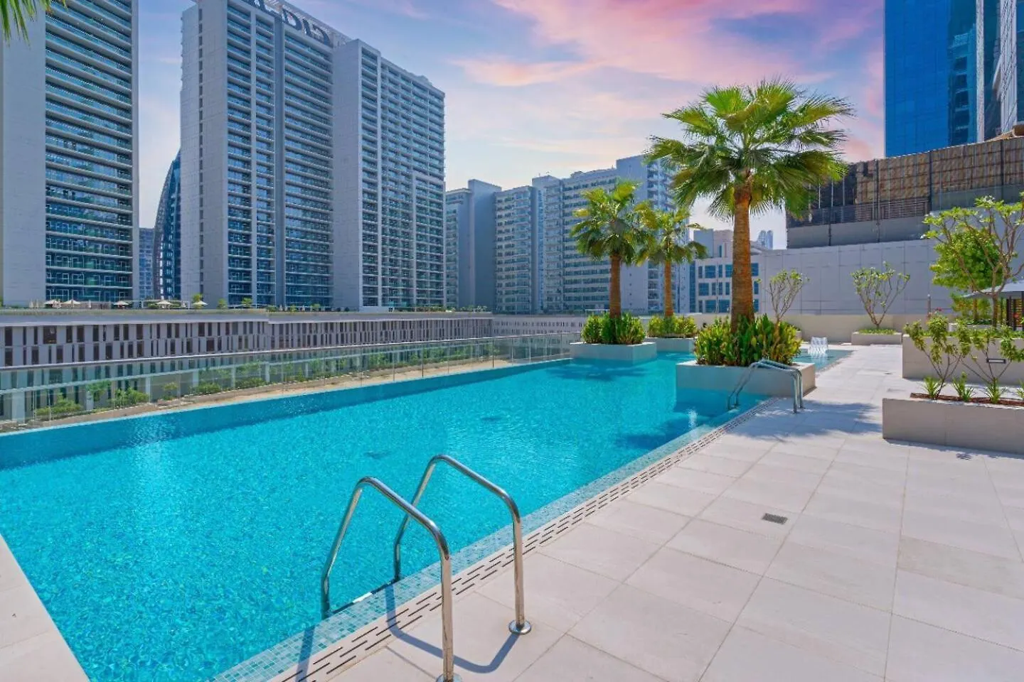 Apartment Trendy Studio! Walk To Burj Khalifasleeps 3! Dubai