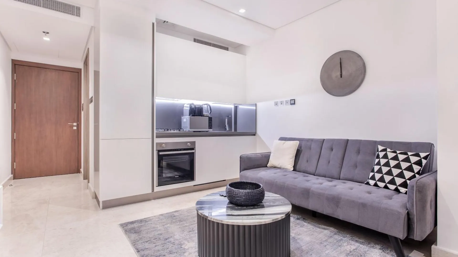 Apartment Trendy Studio! Walk To Burj Khalifasleeps 3! Dubai