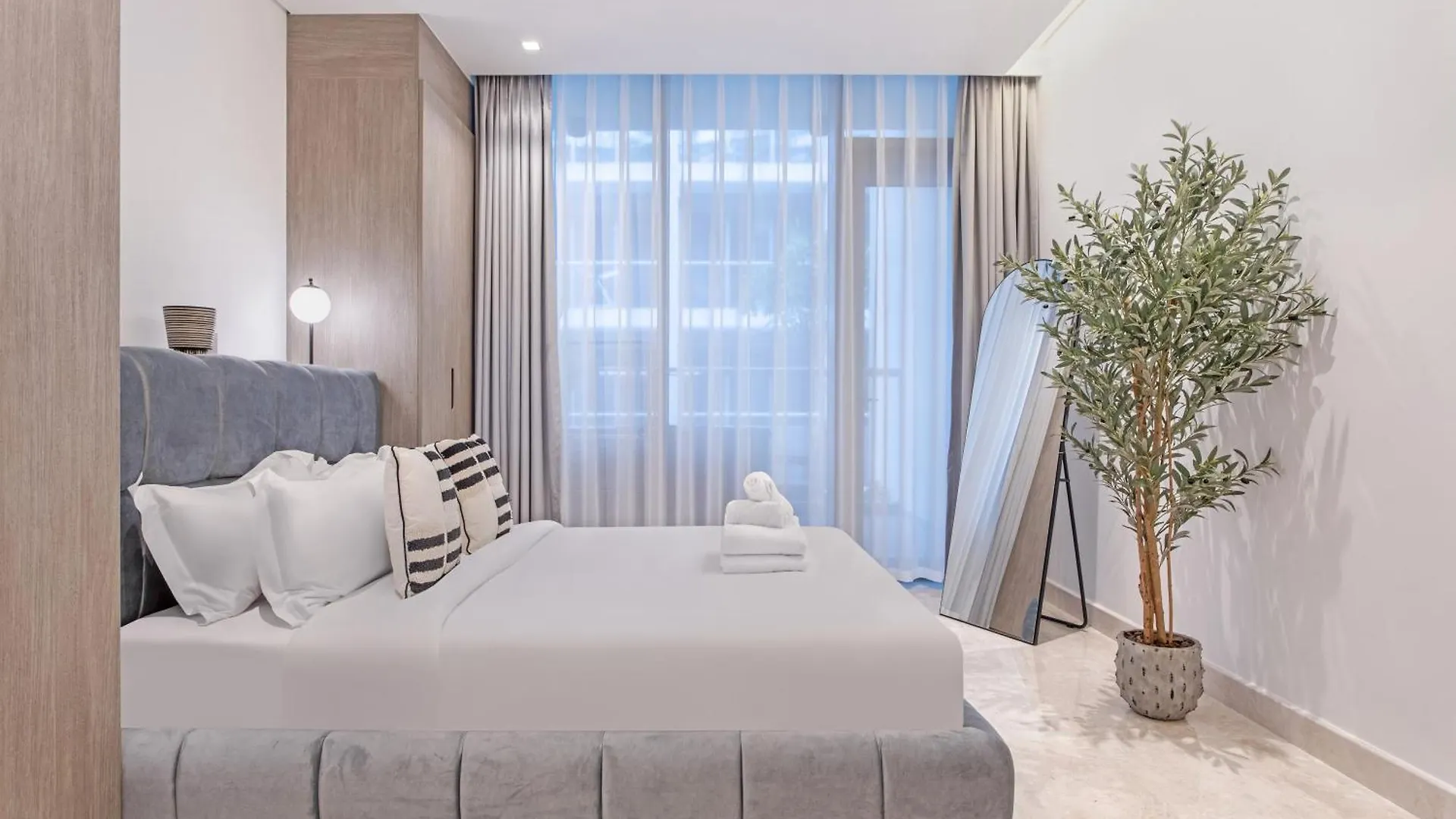 Apartment Trendy Studio! Walk To Burj Khalifasleeps 3! Dubai